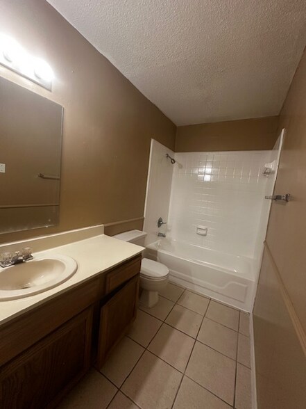 Building Photo - 9700 Leawood Blvd