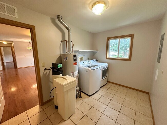 Building Photo - 7103 Hiawatha Dr