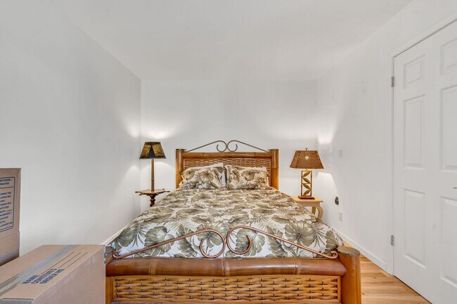 Building Photo - INCREDIBLE LOCATION... END OF CUL DE SAC WITH OVER 100 FEET ON WATER... MARVELOUS DOCK AND DECK W...