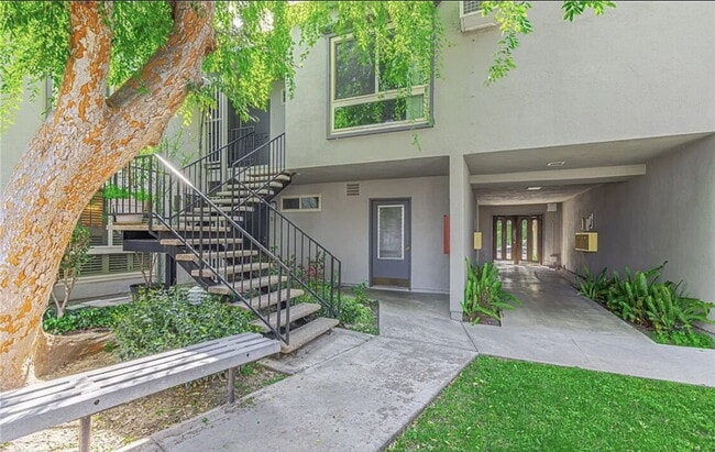 Building Photo - "Chic Woodland Hills Retreat: Spacious 1-B...