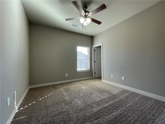 Building Photo - 3003 SW Satinwood Ave