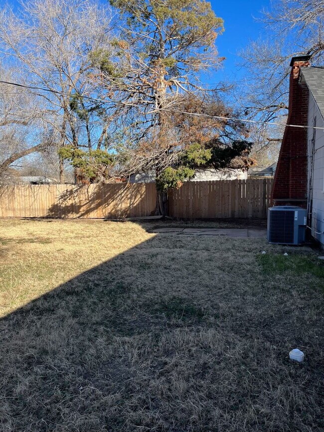 Building Photo - "Charming 3-Bed, 2-Bath Home with Spacious...