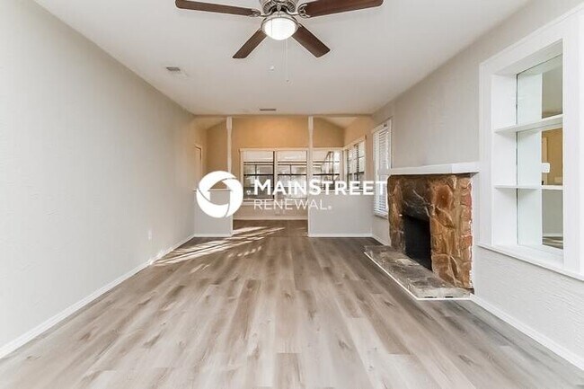 Building Photo - 3 Bedroom Pet-Friendly Home in ST PETERSBU...