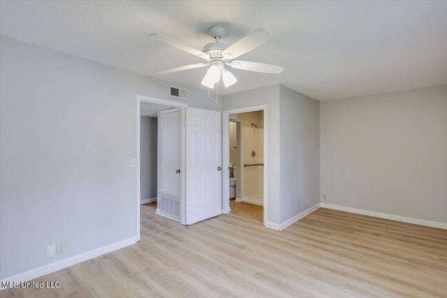 Building Photo - 167 Lakebend Cir