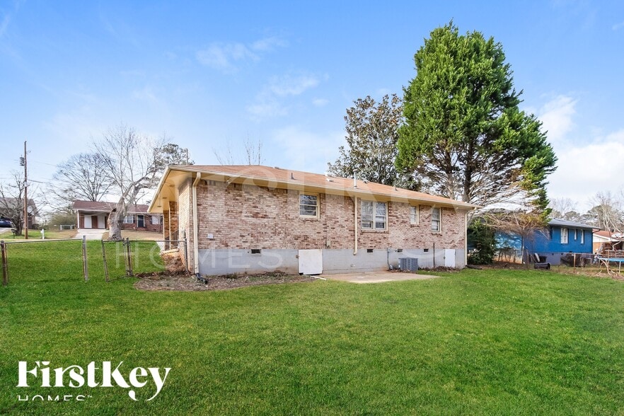 Building Photo - 2672 Lilac Dr