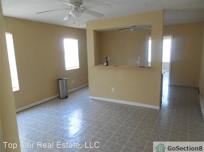 Building Photo - 2 br, 1 bath House - 22 SW 24th St #4