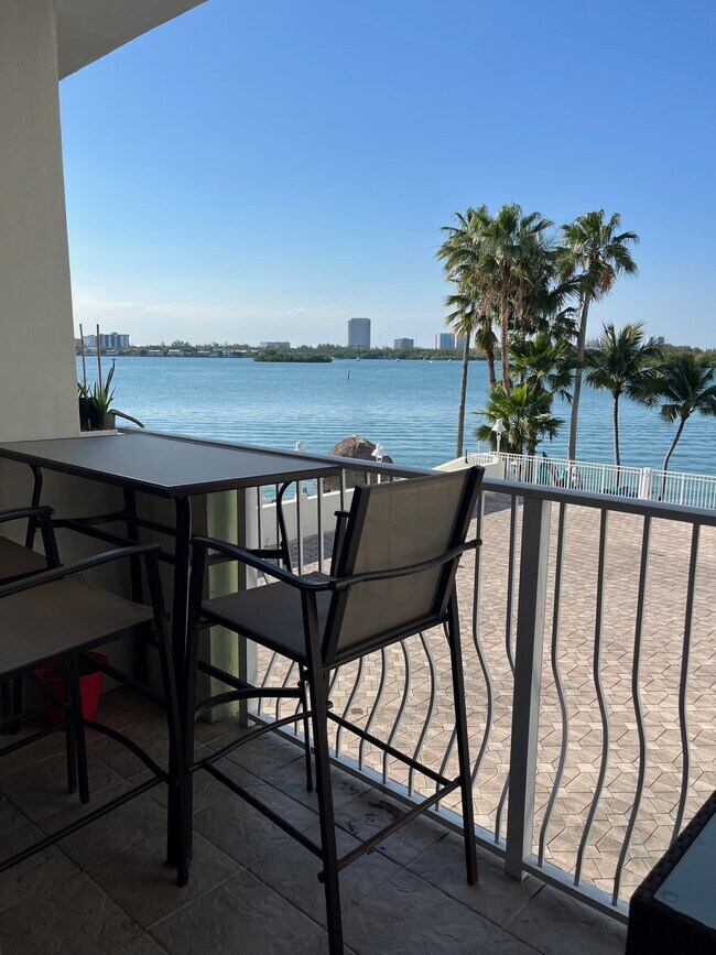 Building Photo - 10350 W Bay Harbor Dr