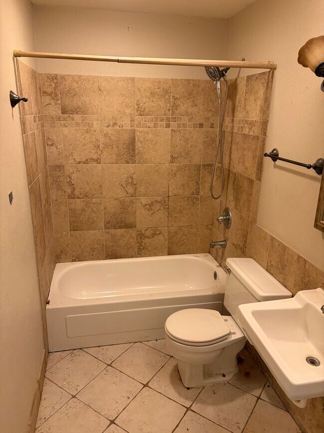 Building Photo - Blanchard 1 Bedroom