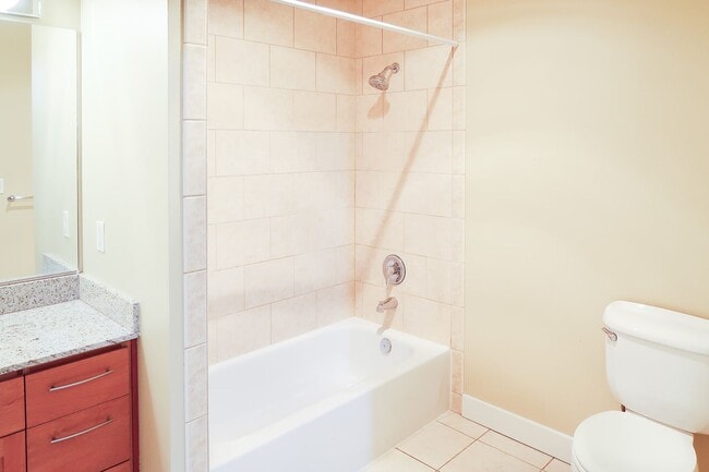 Building Photo - Lakeside 2BR Condo with Modern Finishes & Prime Location!