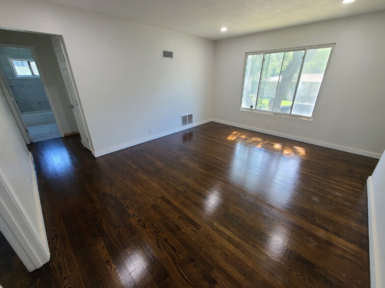 Building Photo - 7125 Askew Ave