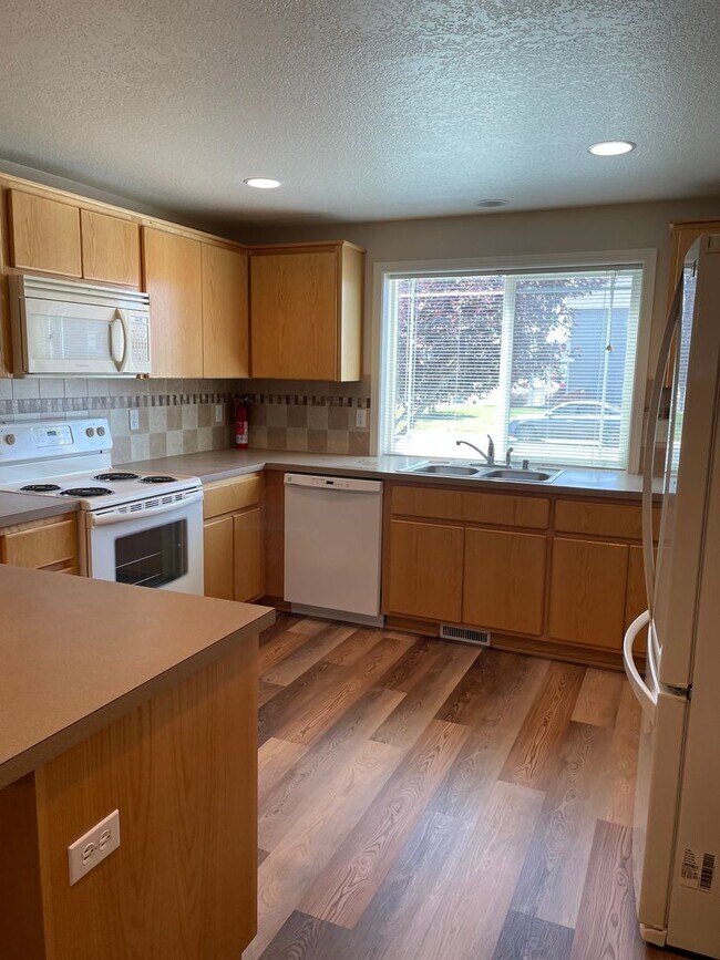 Building Photo - 609 S Harborview St