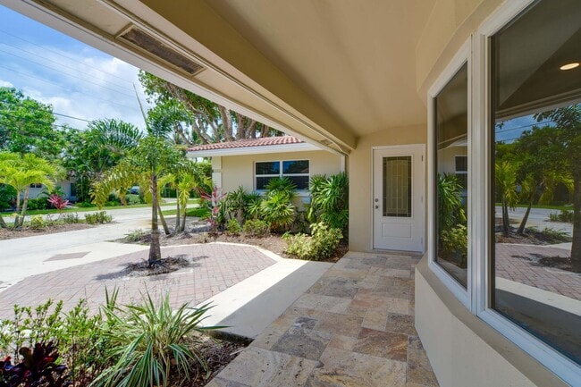 Building Photo - 709 W Royal Palm Rd