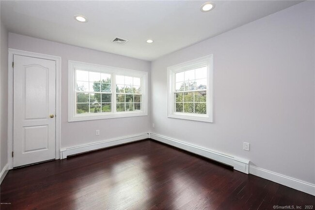 Building Photo - 160 E Elm St