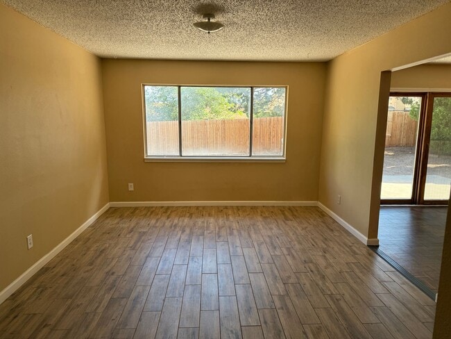 Building Photo - Nice 4 br, 1.75 ba, 2 living areas, 2 car ...