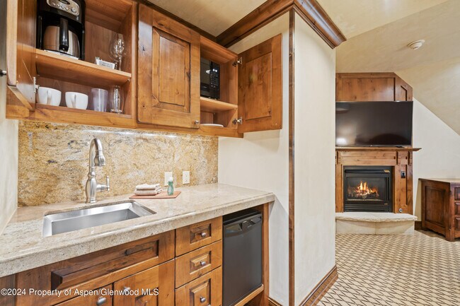 Building Photo - 415 E Dean St