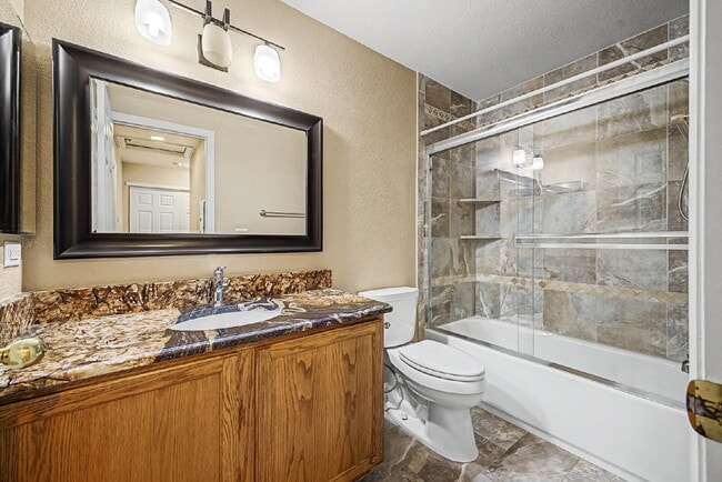 Building Photo - "Charming 3-Bedroom Duplex in Englewood with 2 Full Baths - Your Ideal Home Awaits!"