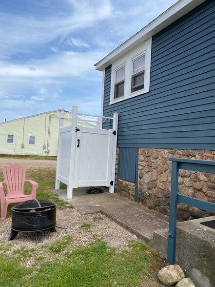 outdoor hot/cold shower - 656 Atlantic Ave