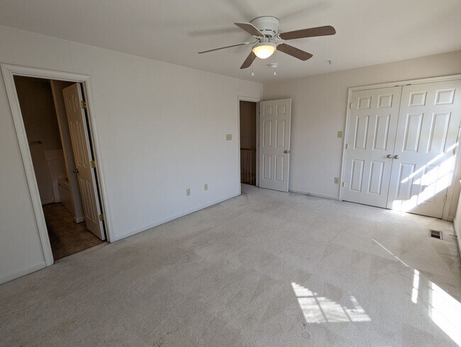 Building Photo - 3 Level End Unit townhouse available mid O...