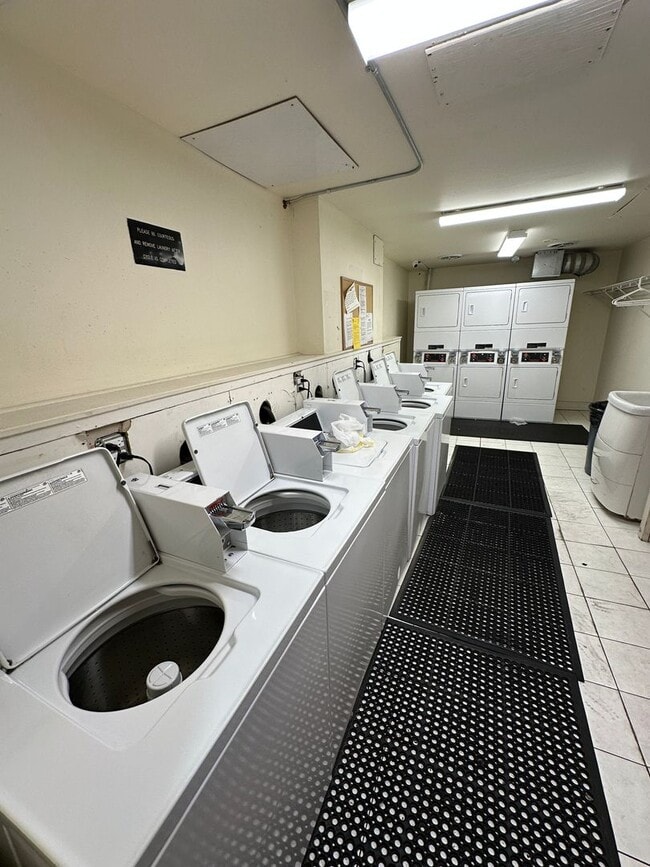 Building Photo - Great studio apartment in convenient locat...