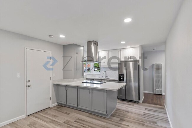 Building Photo - 6258 Castillon Dr