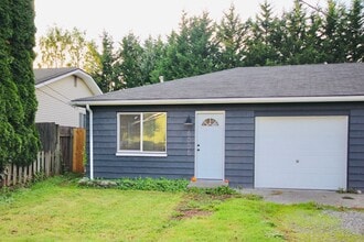 Building Photo - Beautifully Updated 1bd/1ba Sumner Duplex!