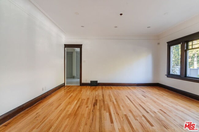 Building Photo - 2027 Canyon Dr