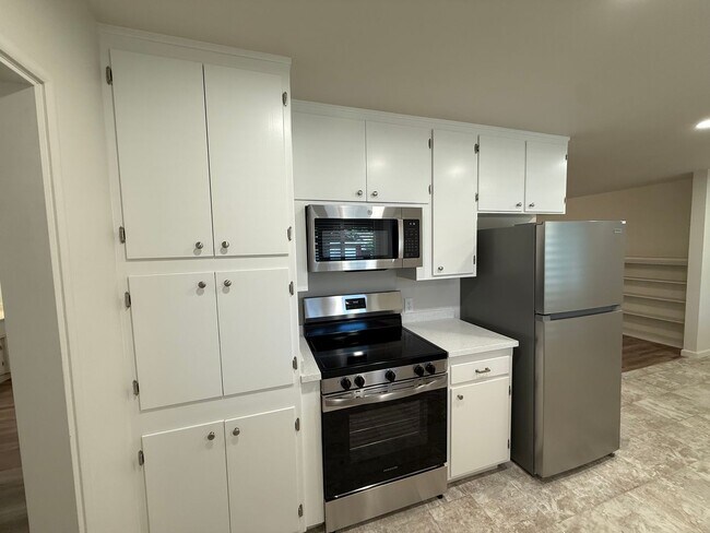 Building Photo - Newly renovated single story in Greenwood Estates!