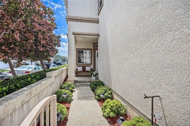 Building Photo - 3 bedroom in Gated Victoria Community!