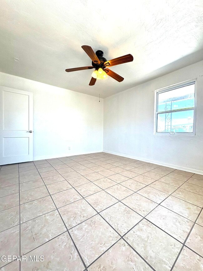 Building Photo - 517 Bataan Cir