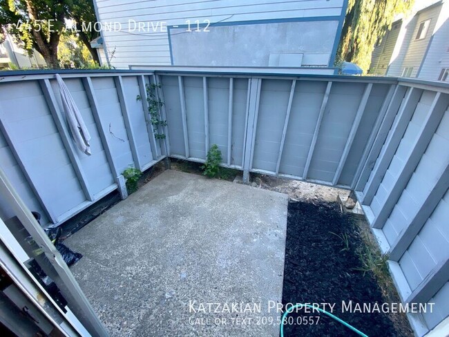 Building Photo - 2 Bedroom Cambridge Place Townhouse