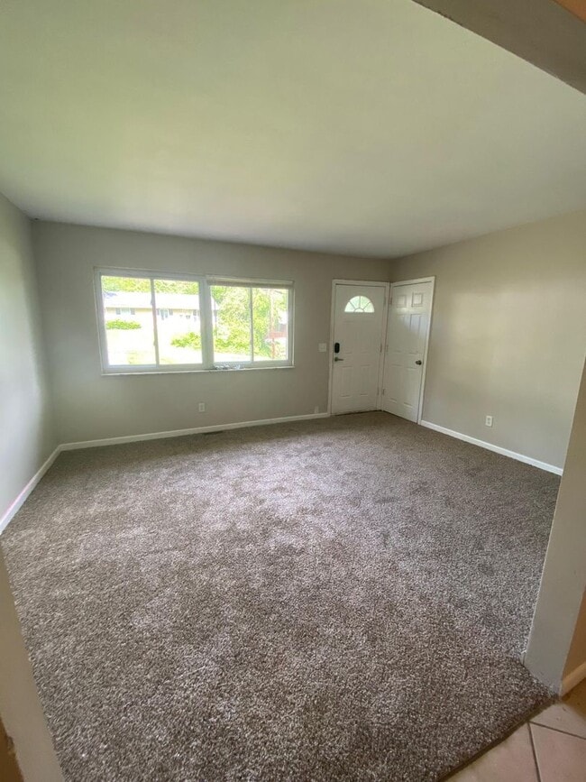 Building Photo - 3-Bed Ranch