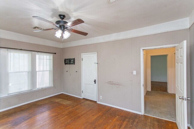 Building Photo - 4 Bedroom Home!!