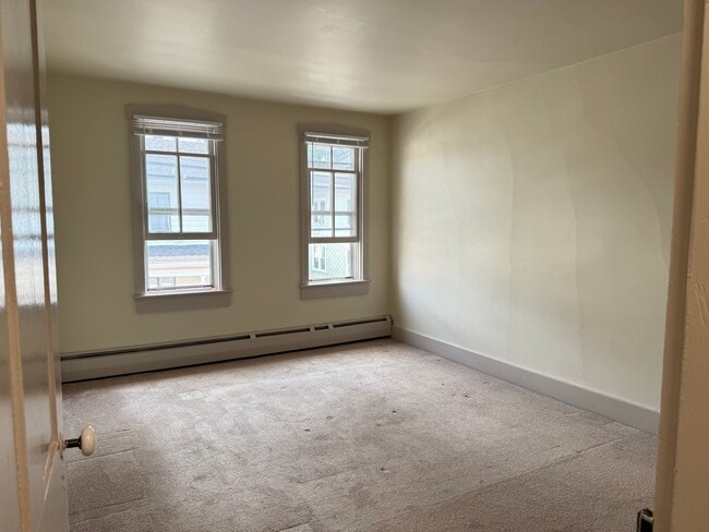 Building Photo - Spacious 3 bedroom 1 Bathroom Home in Manh...