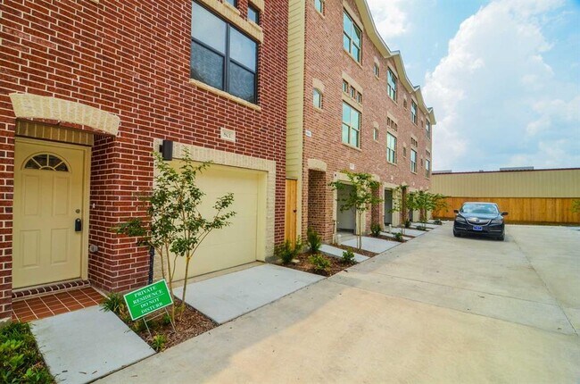 Building Photo - 2710 Hullsmith Dr