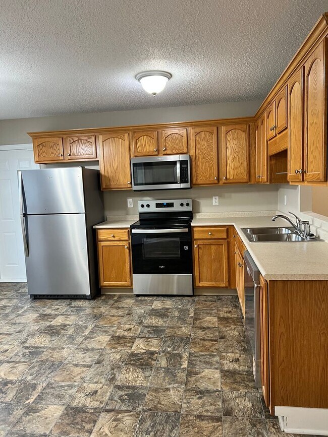 Building Photo - Three Bedroom in Oak Grove