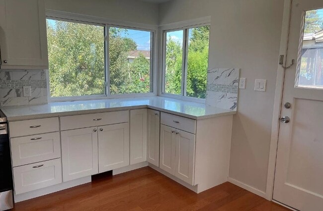 Building Photo - Spacious 4 bd 2.5 ba Beacon Hill Home with Private Yard