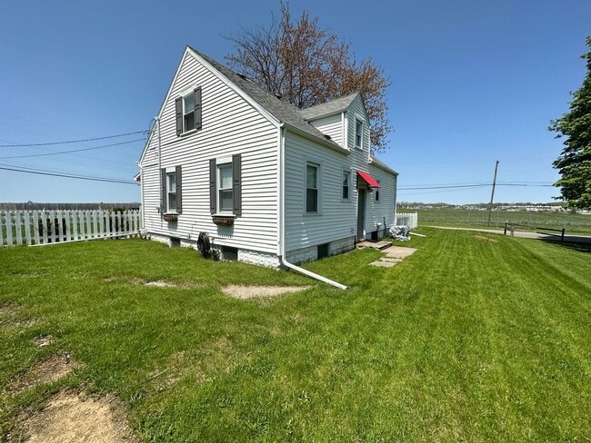 Building Photo - Charming Cape Cod Near Airport with Modern...