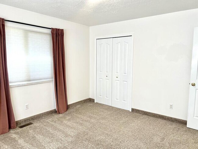 Building Photo - 465 Meadowlark Ln