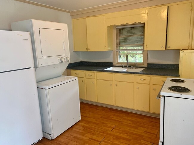 Building Photo - Promise Land North --  Charming 3 bedroom home in heart of Historic Walking District Downtown Mor...