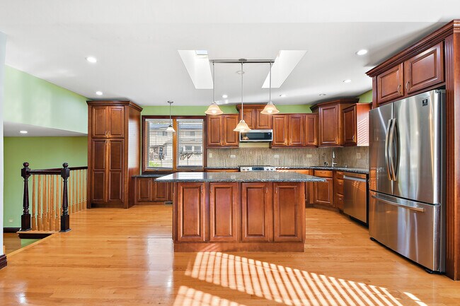 Building Photo - 13050 Meadowview Ln