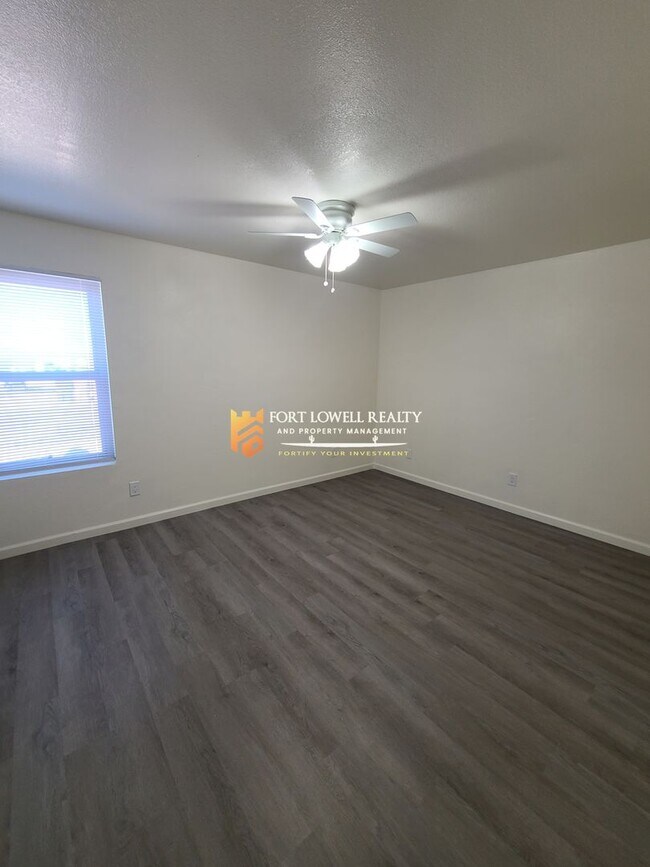 Building Photo - Renovated 2 Bedroom, 1 Bath w/ Washer Dryer Hook Ups and 1 MONTH FREE RENT!