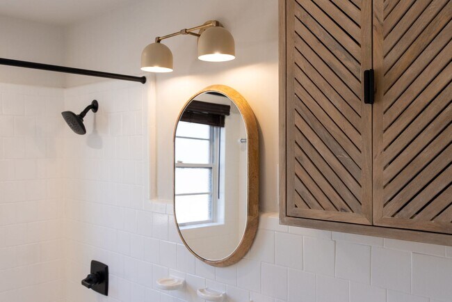 Building Photo - Heritage Historic - Unit B