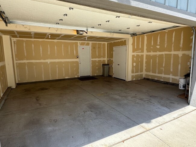 Building Photo - Beautiful 3 bedroom 2 1/2 bath townhome