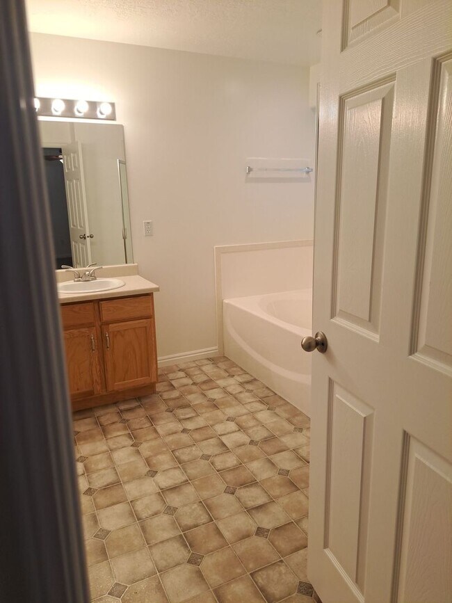Building Photo - End unit townhome with basement suite!!