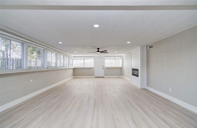 Building Photo - 7918 Bayside Dr