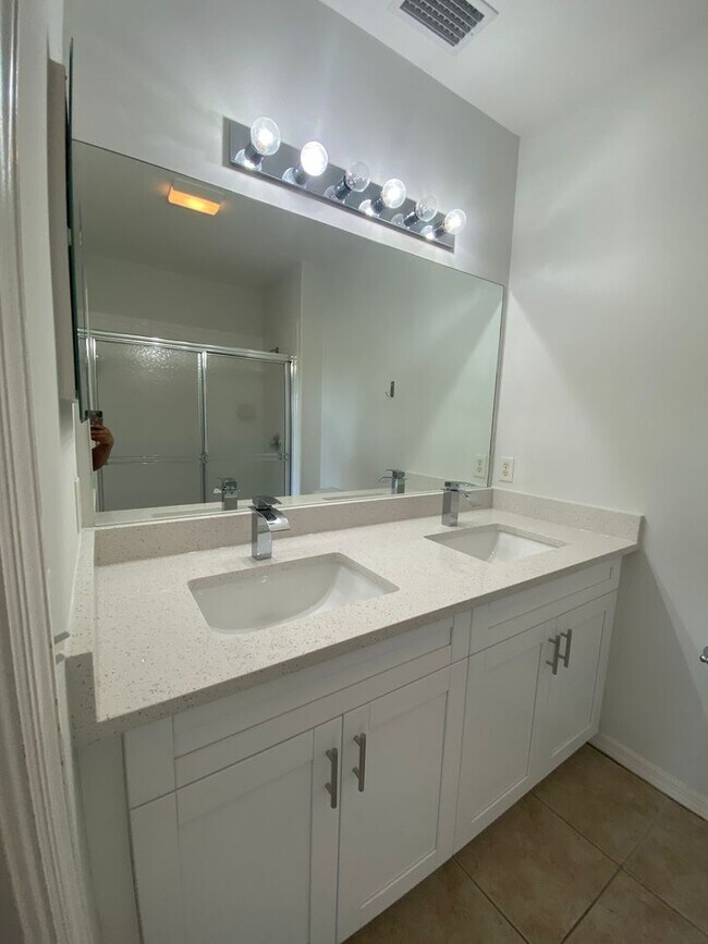 Building Photo - 2081 Willow Hammock Cir