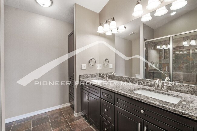 Building Photo - Stylish Townhouse 2bed / 2bath, 2 car garage and AC in Gated Community Near Powers Corridor