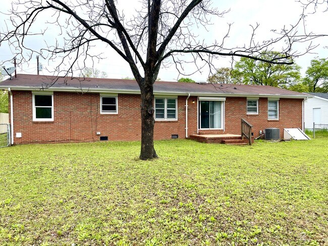 Building Photo - Welcome to this charming 4 bedroom, 2 bath...