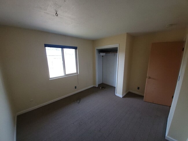 Building Photo - This gorgeous Pine Hills home has a large interior, 2-car garage, and fully-fenced yard!