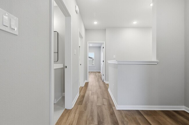 Building Photo - 9914 Clark Cyn Ln